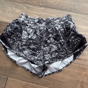 Lululemon low rise Hotty hot shorts 2.5”